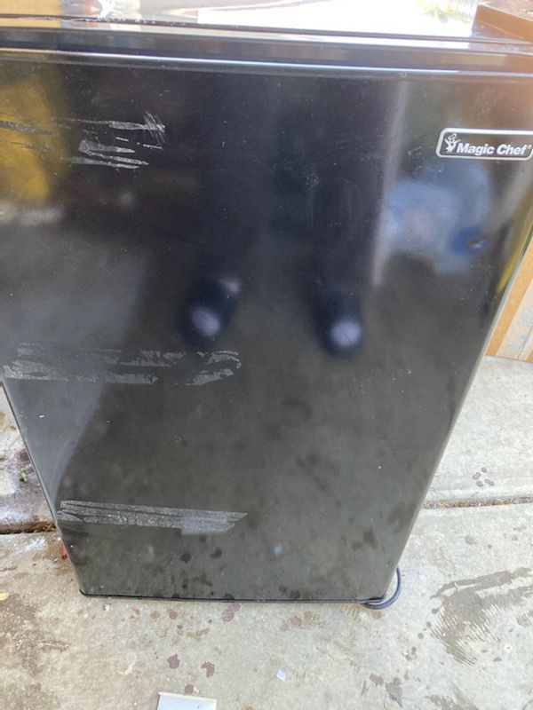 Magic Chef mini refrigerator