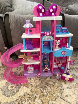 Minnie Mouse Multi-Level Dollhouse Playset