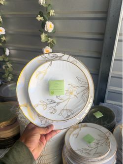 White and Gold Disposable Plastic Plates set of 20 Dinner and Cake Plates