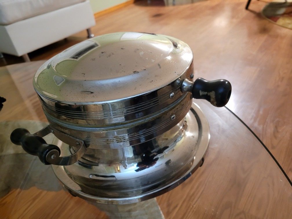 VERY OLD WAFFLE IRON IN EXCELLANT CONDITION