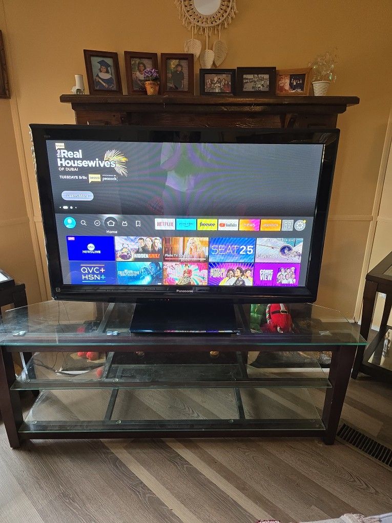 Panasonic TV 45" Has Rocku Cable Good Conditions