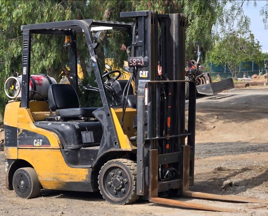 2005 Caterpillar Forklift 5000lbs