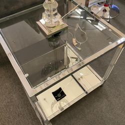 Chrome/Clear End Table 👍FREE FINANCING AVAILABLE❗NO CREDIT CHECK❗ 