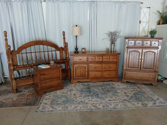 Beautiful , solid wood , oak bedroom , set queen or full excellent condition