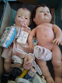 Box of cibtage dollars stuff and dolls