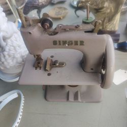 Small Table Top Singer Sewing Machine 