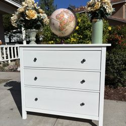 White Solid Wood Rare Hemnes Dresser Chest of Drawers Furniture Excellent Condition 
