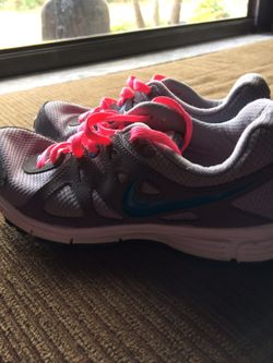 Nike Revolution 2 Size 6 woman's