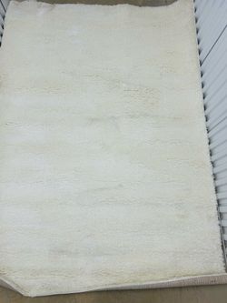 Plush 5’ x 7’ White Area Rug – Excellent Condition