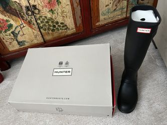 New In Box HUNTER raining Boots 