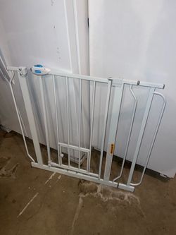 Carlson Gate with Pet Door