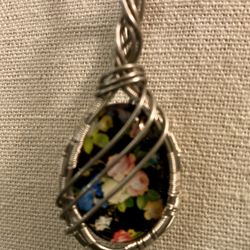 (8) Hand-Crafted Wire-Wrapped Pendant. Silver Wire/Floral Cabochon. 