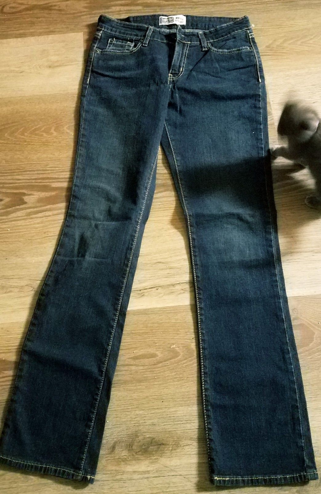 Womens straight levis 4