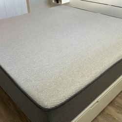 King Size Like New Impeccably Clean Memory Foam Mattress 