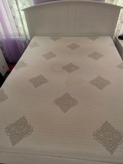 Memory foam queen size mattress in great condition. Smoke free and pet free home