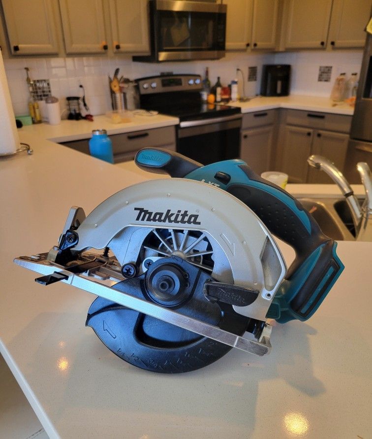 Makita XSS02Z 18V LXT 6-1/2" Cordless Circular Saw – TOOL ONLY