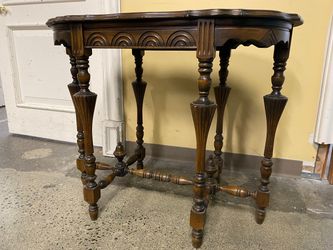 Vintage Colonial Scalloped Top Accent Table w/ Carved Legs