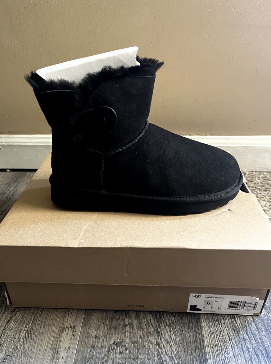 Ugg Boots Bailey Button ii Size 6