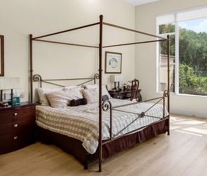 King for poster bed with mattress and boxspring great condition