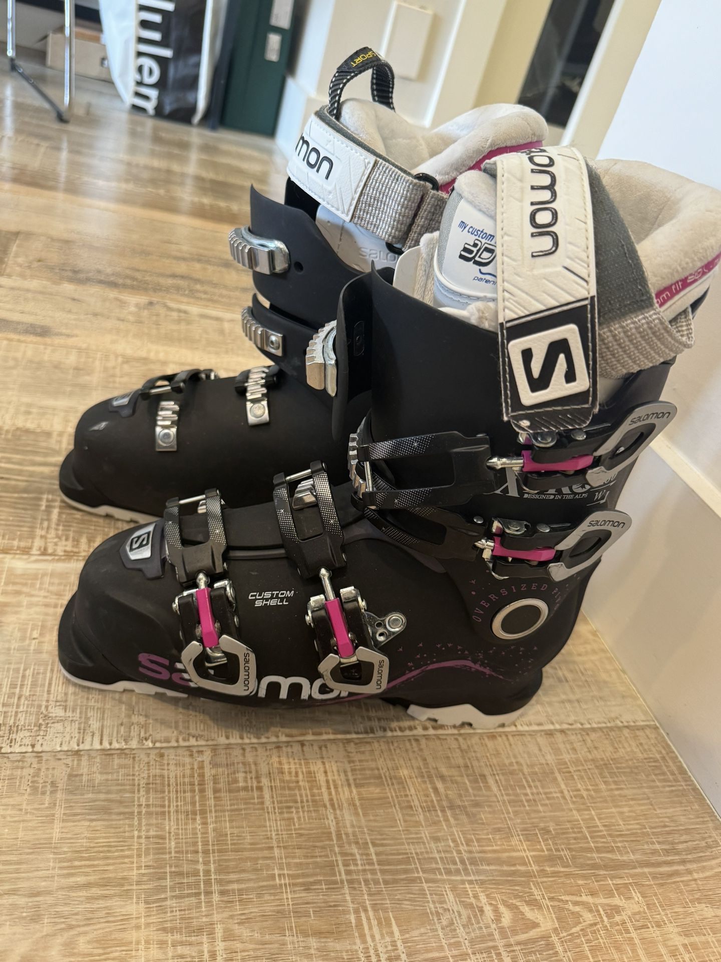 Women’s Salomon Ski Boots Size 25.5