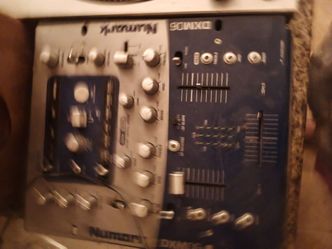 Dj scratch table an numark mixer
