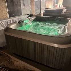 Jacuzzi Hot Tub 110v 