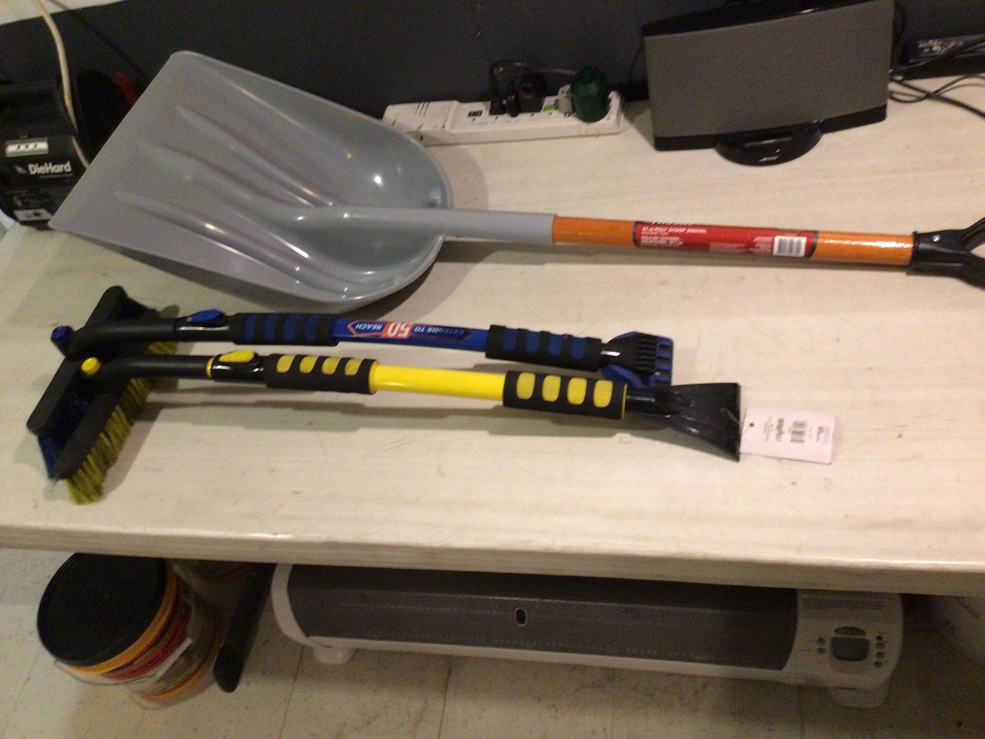 2..Snow brush + 31” scoop shovel
