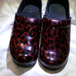 Dansko Clogs Size 37 Close To Brand New 