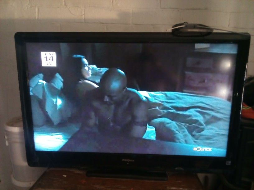 47 Inch Insignia TV With Remote