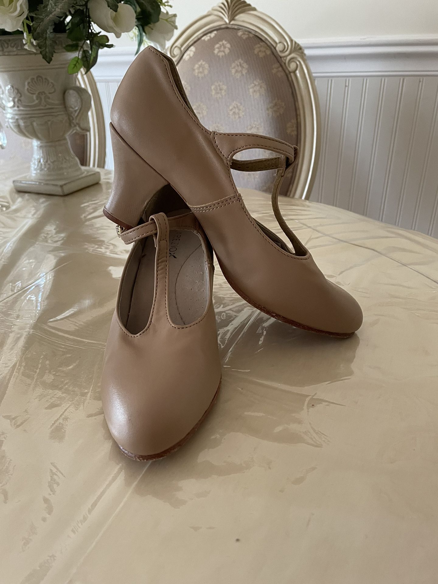 Women's leather shoes with heels. Size: 37.5