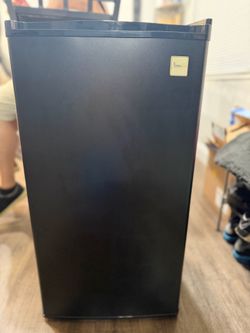 Avanti mini fridge