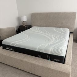 Like new Tempur-Pedic Pro-Adapt Hybrid Medium California King Mattress
