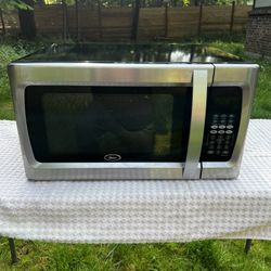 Oster- Stainless Steel 1100w Microwave!