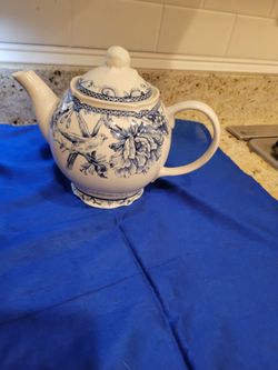  New Teapot Approx 7.5" Tall