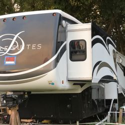 RV Home Fifth Wheel 2012 Mobil Suite 4 Slides Everything Work Hard let Evere Towed Used In A Stationary Location