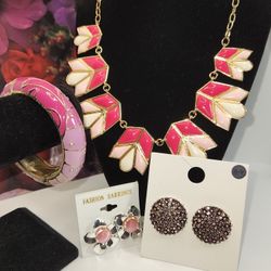 VINTAGE SOFT PINK SET, NECKLACE, BRACELET & EARRINGS WITH TAG
