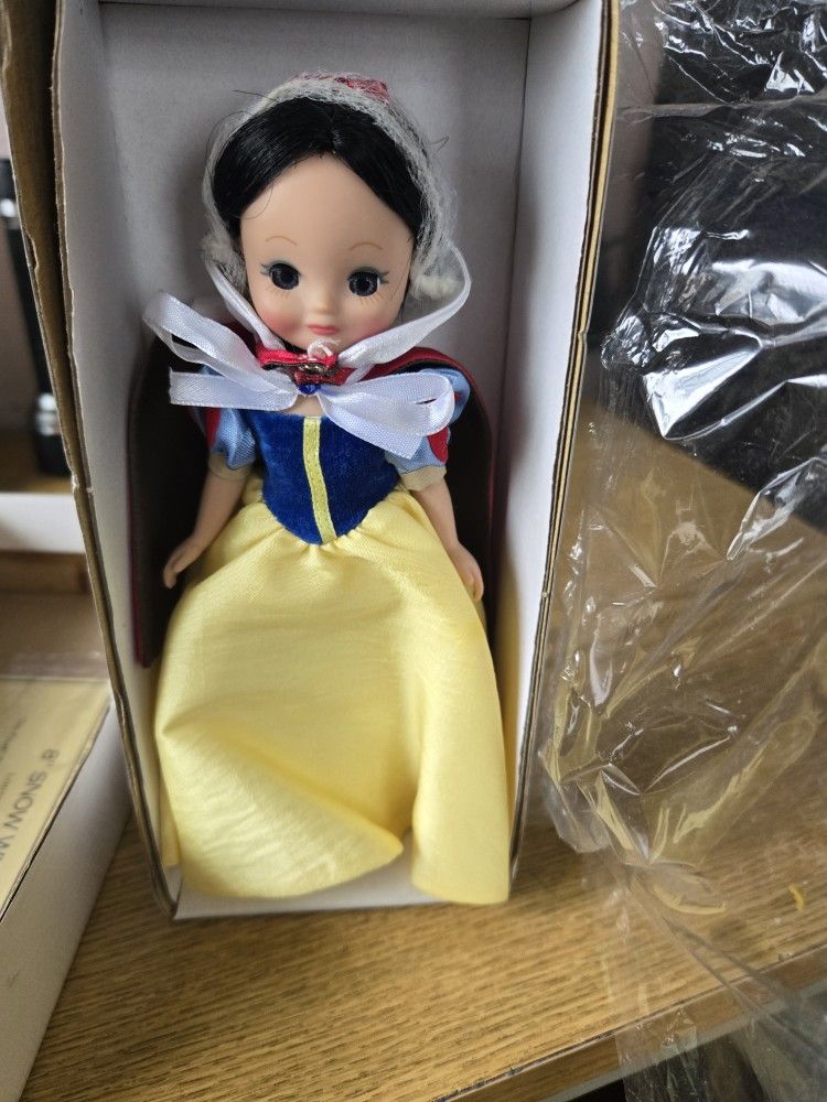 Little Snow Barbie