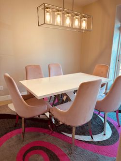 Elegant Dining Table Set – 6 Chairs – Like New
