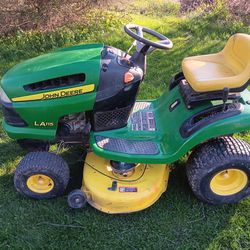 John Deere LA115 Riding Lawn Mower