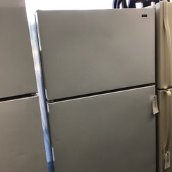 Hotpoint 16 Cu Ft Top And Bottom Fridge. 1 year Warranty 