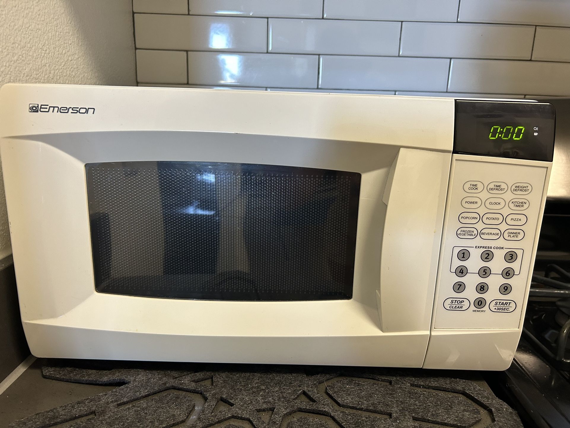 Emerson MW7300W 700-watt Touch Microwave Oven