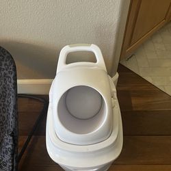 Diaper pail that uses standard trash bags