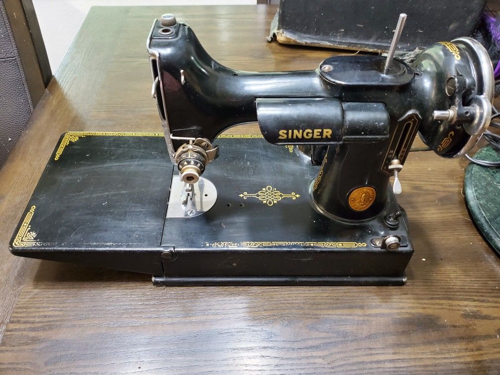 1941 Singer Featherlite sewing machine