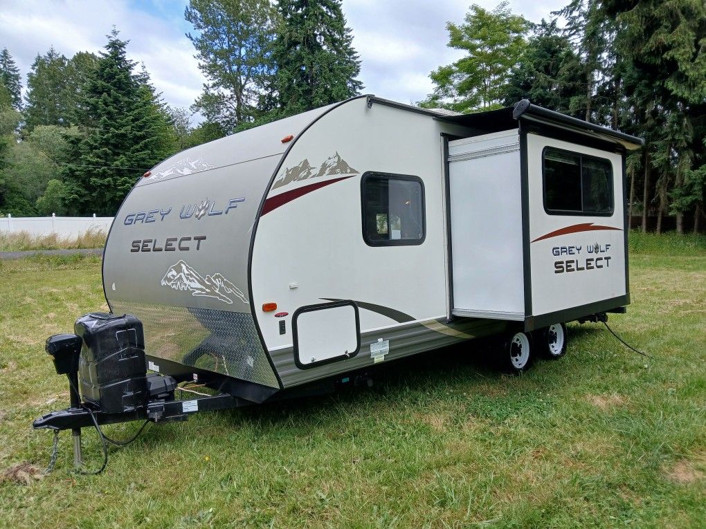 2015 Grey Wolf select by Forrest.River , 1 slide and Like New condition