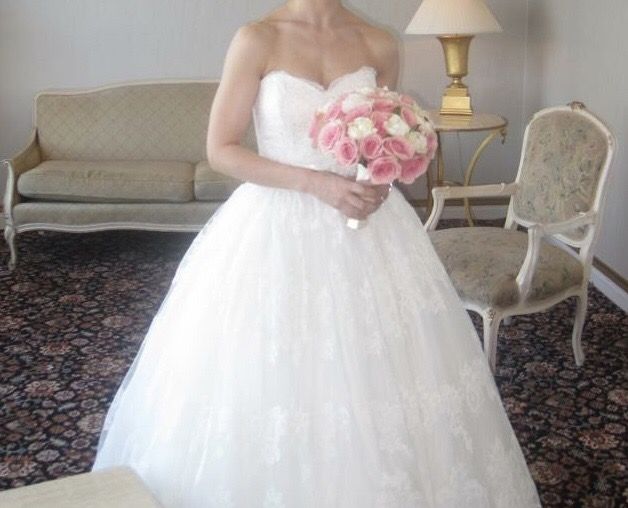 Alita Graham 7709 Wedding Dress from Kleinfeld with veil
