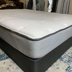 Sealy Posturepedic Queen mattress and box spring ,is good condition,it’s clean