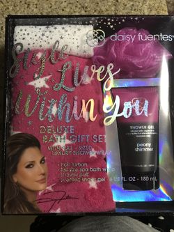 Deluxe Bath gift set by Daisy Fuentes, new