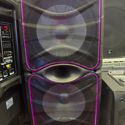 2 12" Woofers. 2 Wireless 🎤. Brand New. 12 Hours Battery 🔋 Life