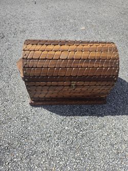 Hand Carved Wood Trunk /Baul De Madera Hecho A Mano