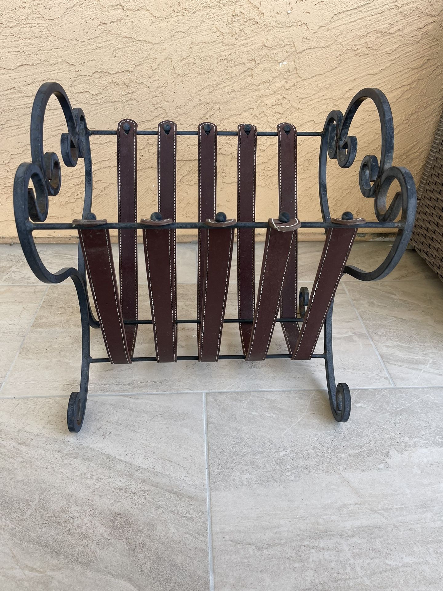 Magazine Rack In Wrought Iron And Leather
